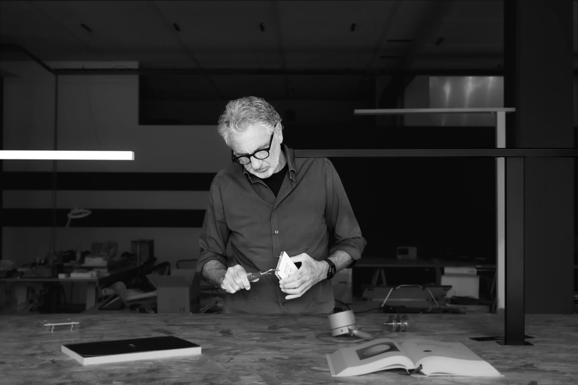 Alessandro Casagrande al lavoro su Luce Libera nel laboratorio ailis