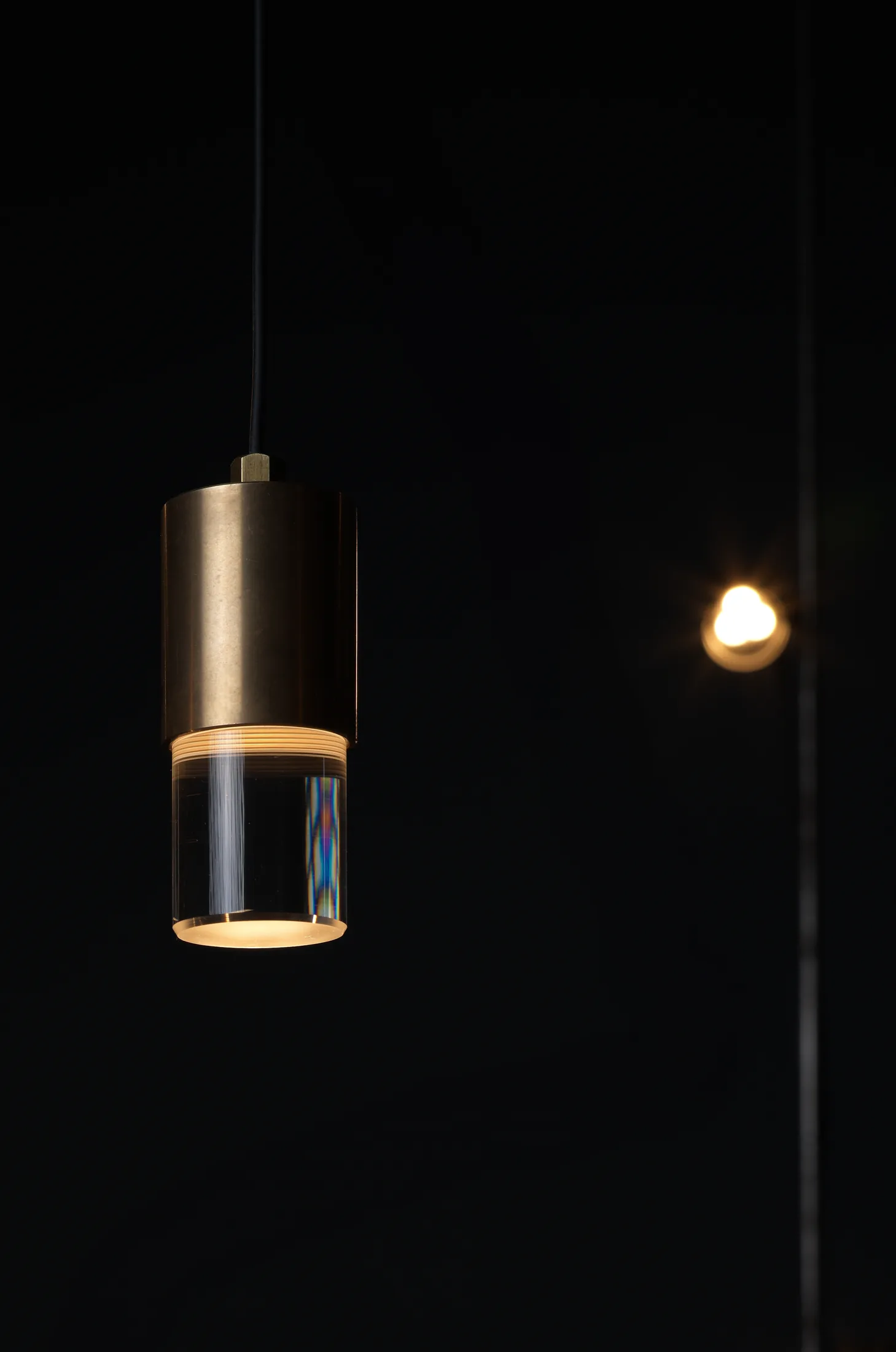 Lampada ALMA sospesa su fondo scuro